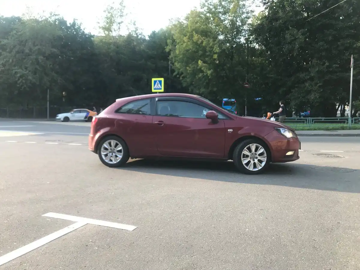 Фото автомобиля SEAT IBIZA, 2012 — госномер Н373ХТ799. Цвет: ТЕМНО-КРАСНЫЙ