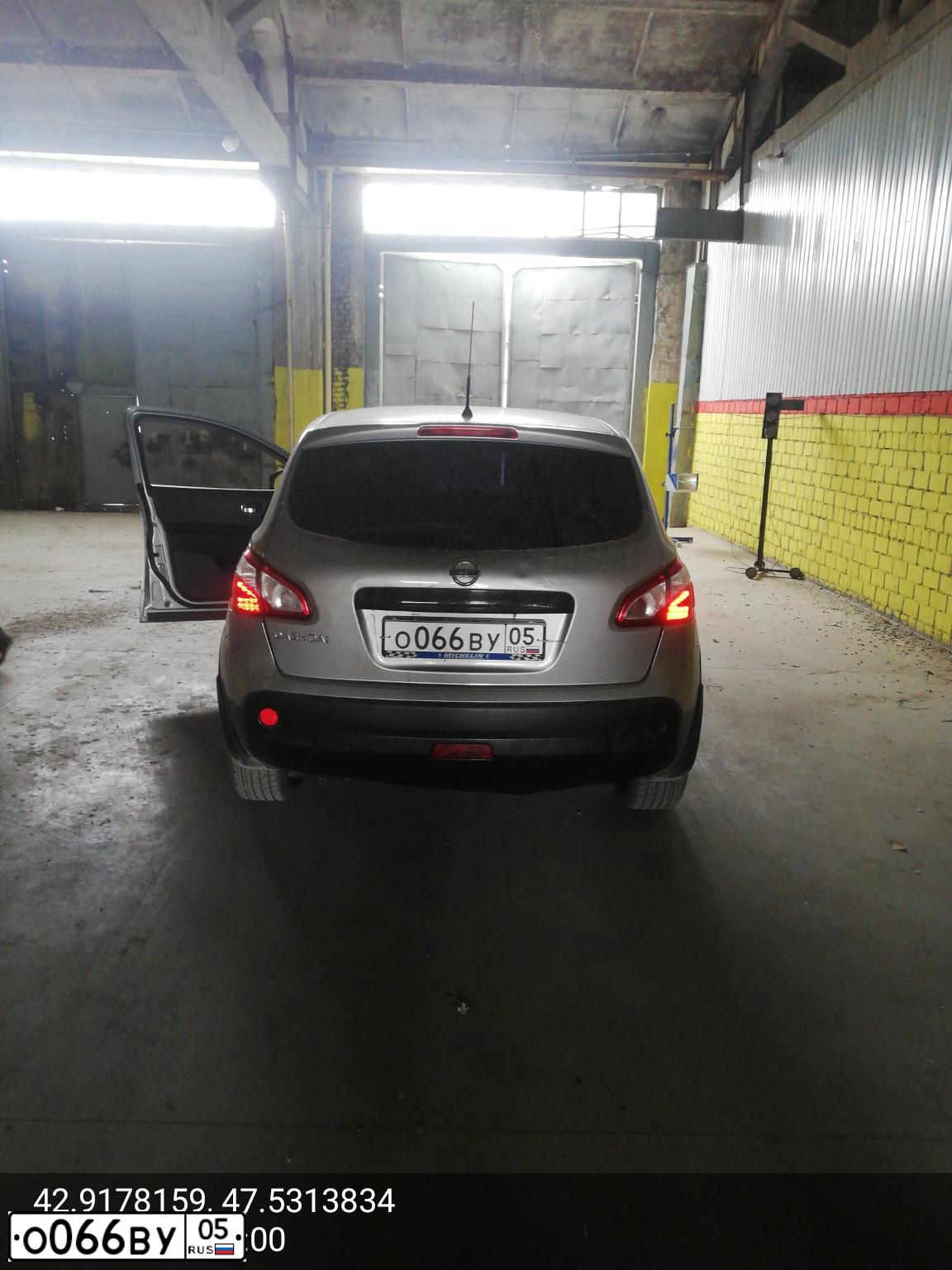 Фото автомобиля NISSAN QASHQAI, 2010 — госномер О066ВУ05. Цвет: СЕРЕБРИСТЫЙ