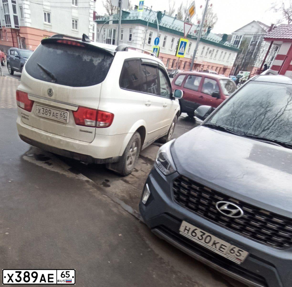 Фото автомобиля SSANGYONG KYRON, 2012 — госномер Х389ЕА65. Цвет: Белый
