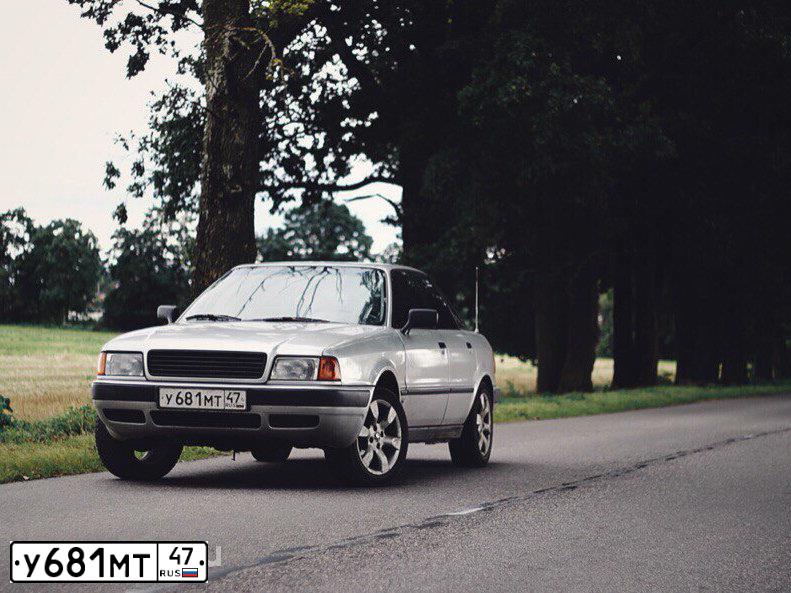 Фото автомобиля AUDI 80, 1991 — госномер У681МТ47. Цвет: Серебристый