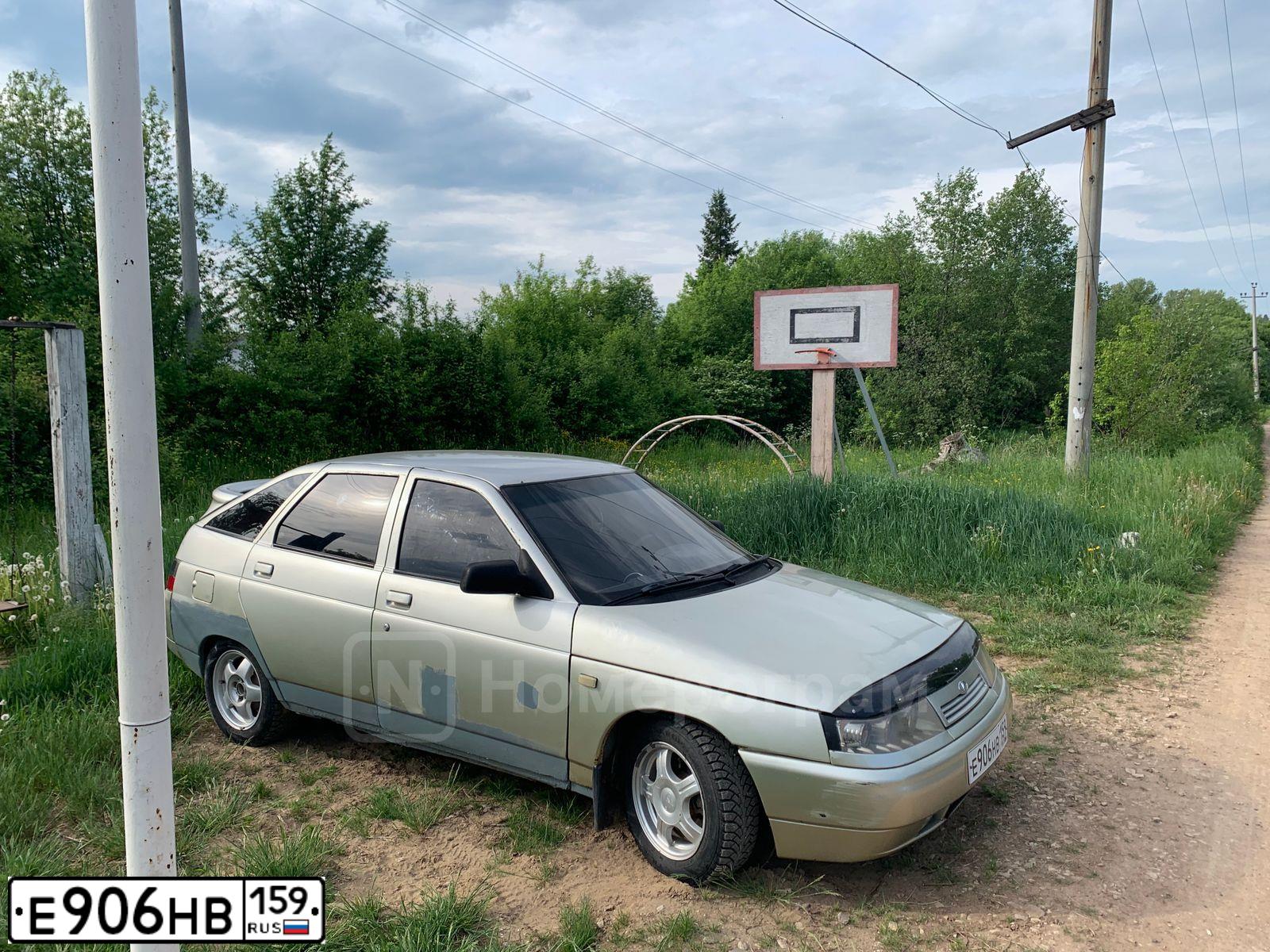 Фото автомобиля LADA 2112, 2005 — госномер Е906НВ159. Цвет: КОРИЧНЕВЫЙ