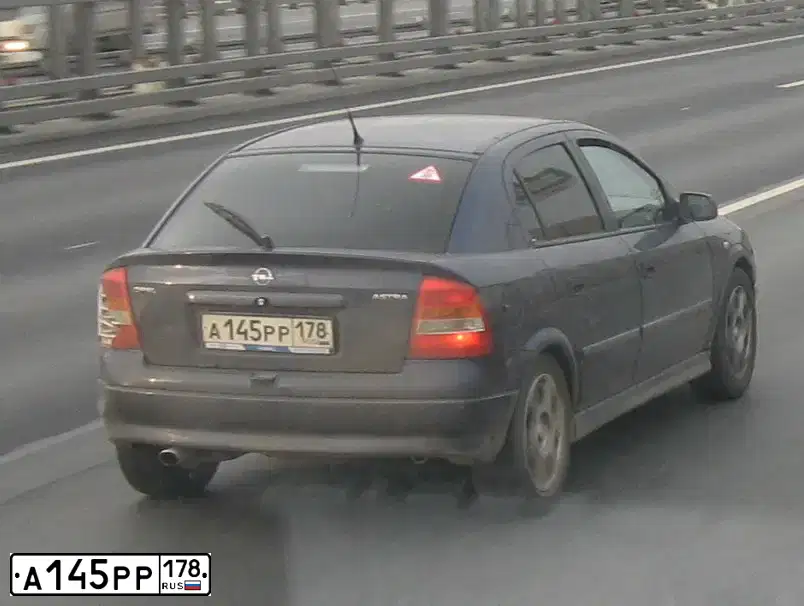 Фото автомобиля OPEL ASTRA, 1999 — госномер А145РР178. Цвет: СИНИЙ