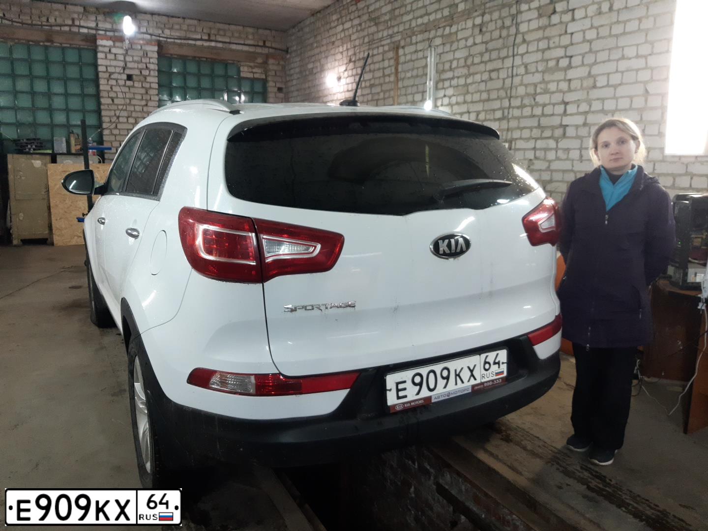 Фото автомобиля KIA SPORTAGE, 2013 — госномер Е909КХ64. Цвет: Белый