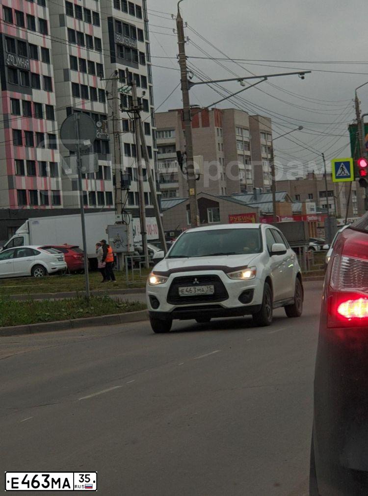 Фото автомобиля MITSUBISHI ASX, 2013 — госномер Е463МА35. Цвет: БЕЛЫЙ