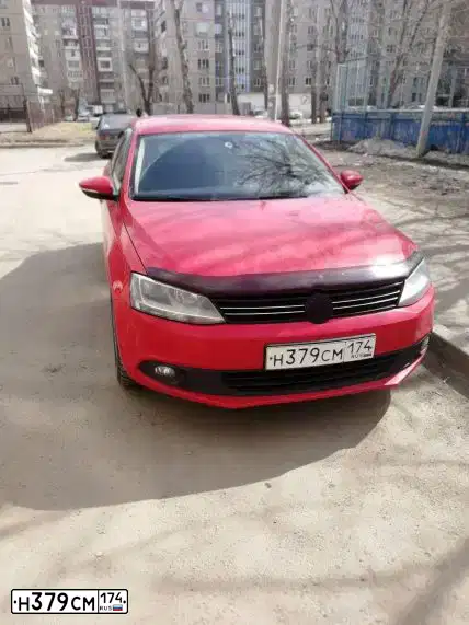 Фото автомобиля VOLKSWAGEN JETTA, 2011 — госномер Н379СМ174. Цвет: Красный
