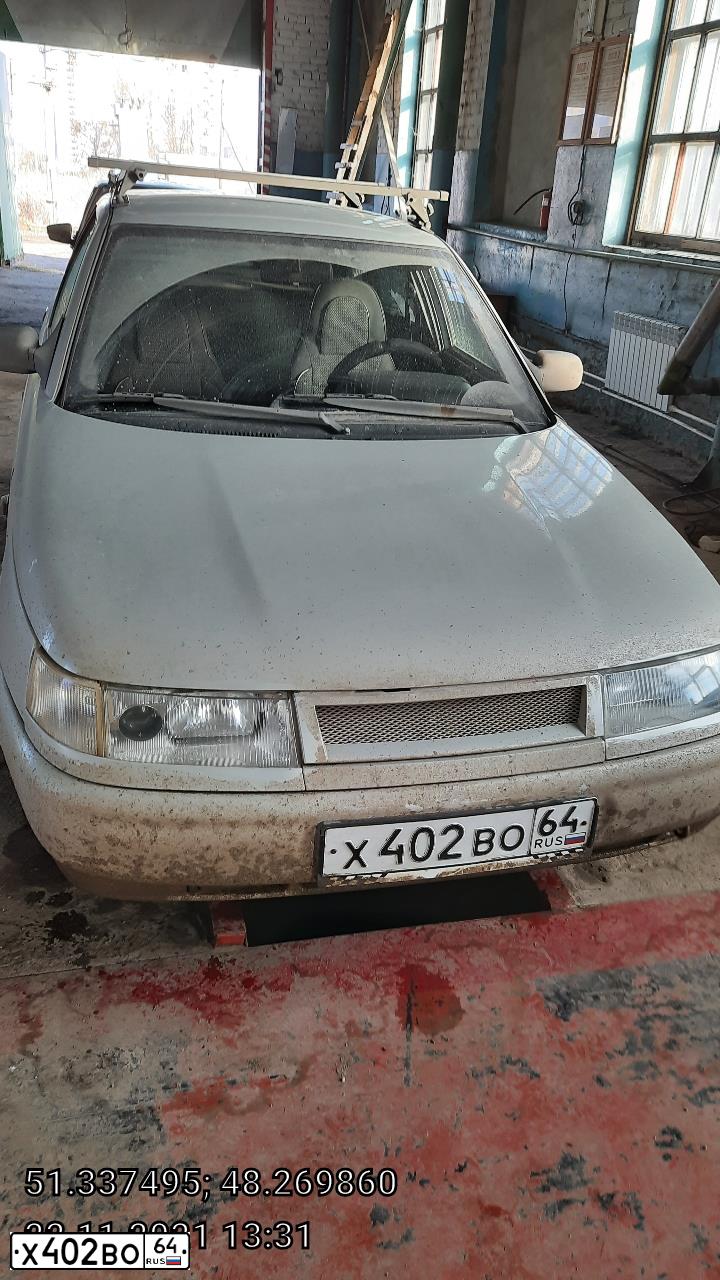 Фото автомобиля LADA 2112, 2004 — госномер Х402ВО64. Цвет: Серебристый