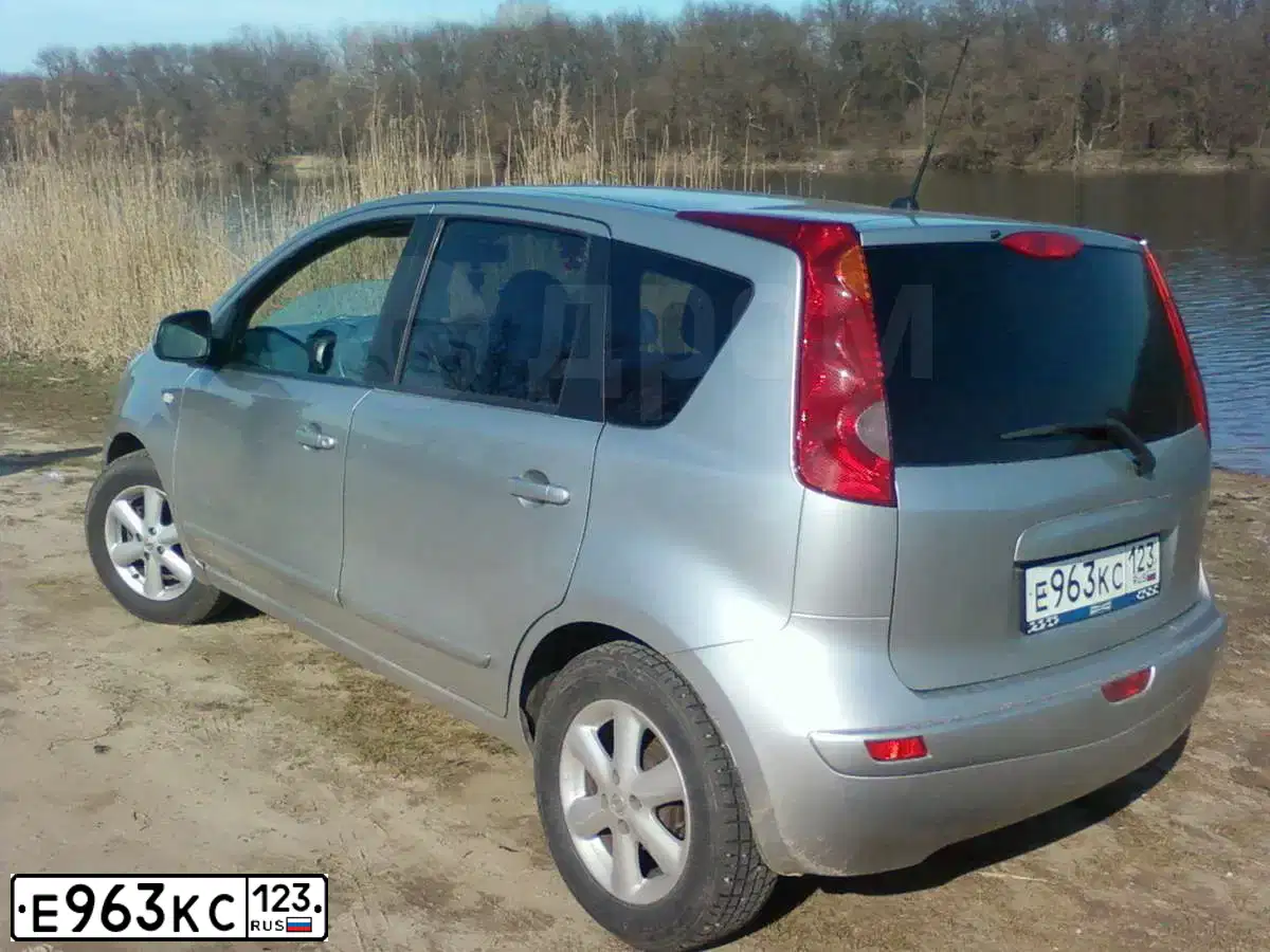 Фото автомобиля NISSAN NOTE, 2008 — госномер Е963КС123. Цвет: СЕРЕБРИСТЫЙ