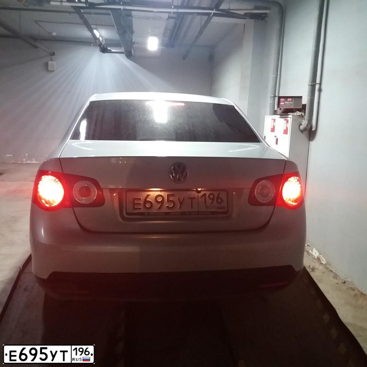 Фото автомобиля VOLKSWAGEN JETTA, 2007 — госномер Е695УТ196. Цвет: СЕРЕБРИСТЫЙ