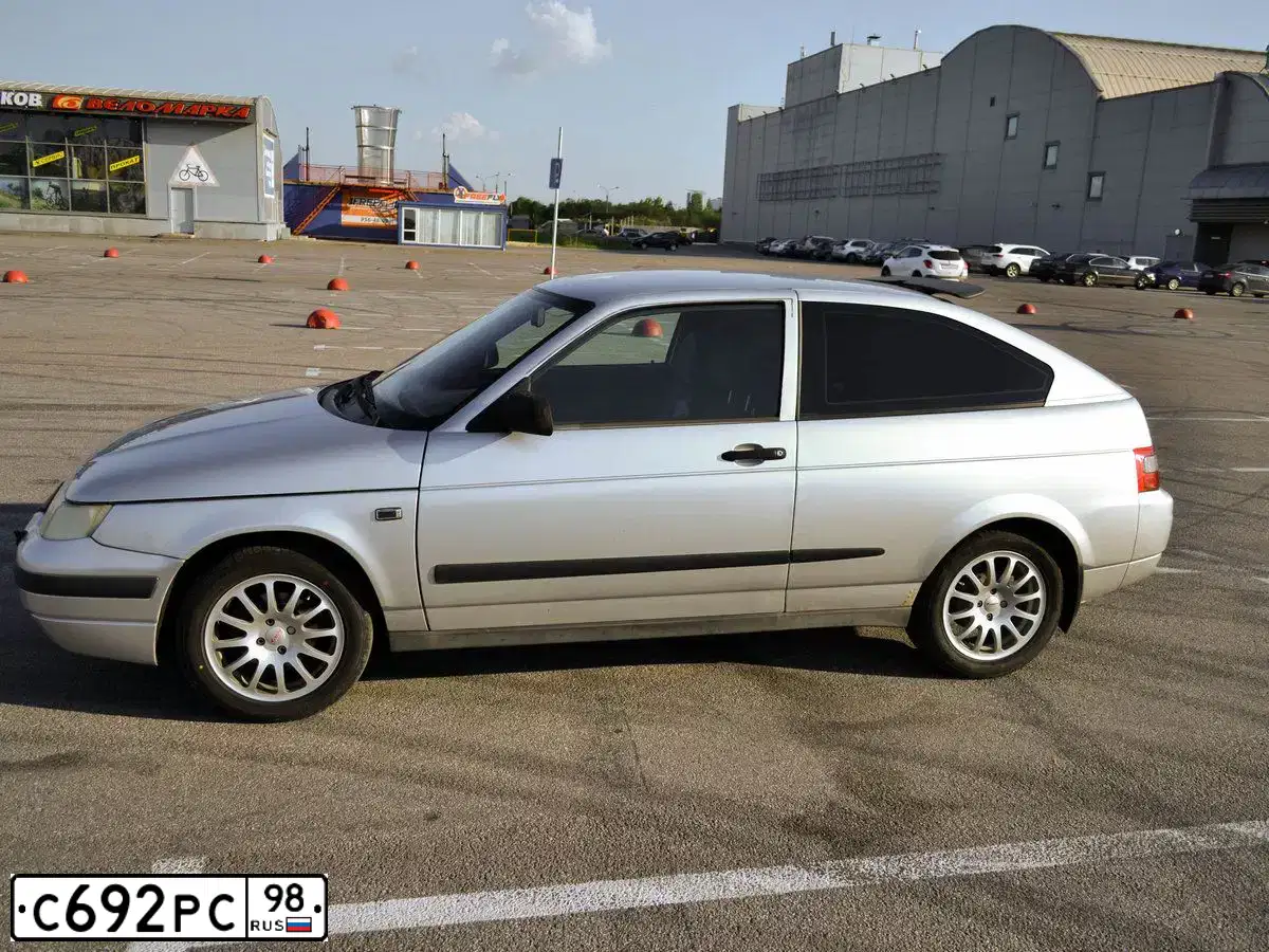 Фото автомобиля LADA 2112, 2007 — госномер С692РС98. Цвет: СВЕТЛО-СЕРЕБРИСТЫЙ МЕТАЛЛ