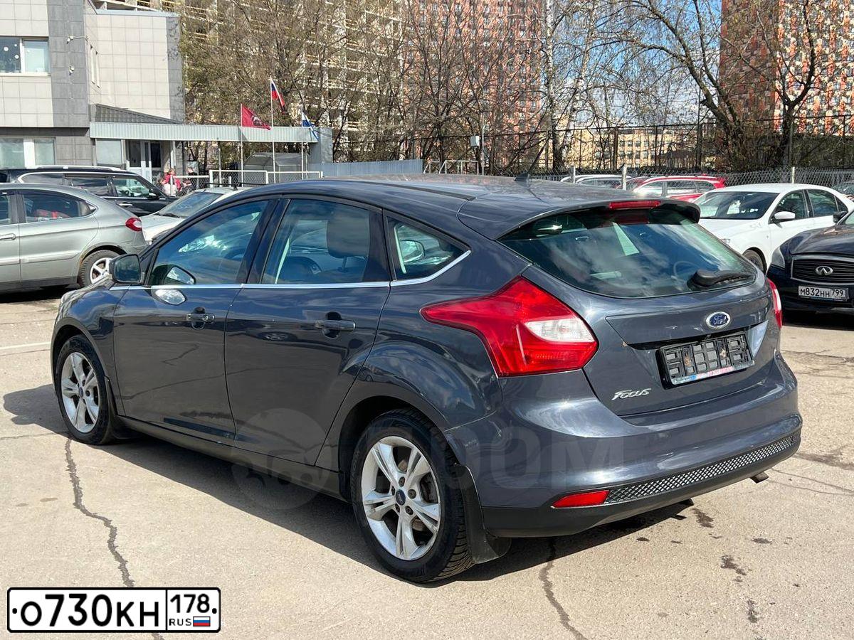 Фото автомобиля FORD FOCUS, 2013 — госномер М822КС774. Цвет: ТЕМНО-СЕРЫЙ
