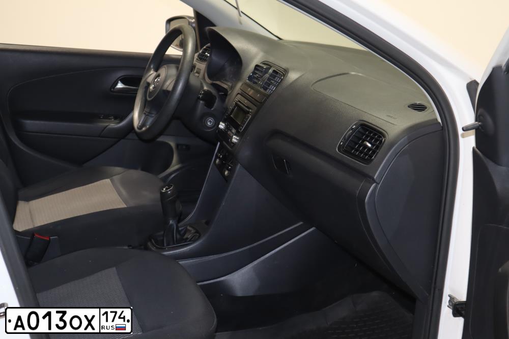 Фото автомобиля VOLKSWAGEN POLO, 2012 — госномер А013ОХ174. Цвет: БЕЛЫЙ