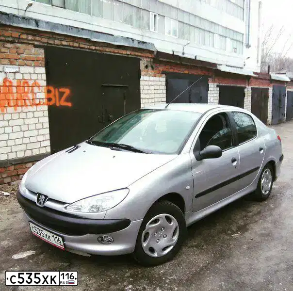 Фото автомобиля PEUGEOT 206, 2006 — госномер К554КУ196. Цвет: серебристый