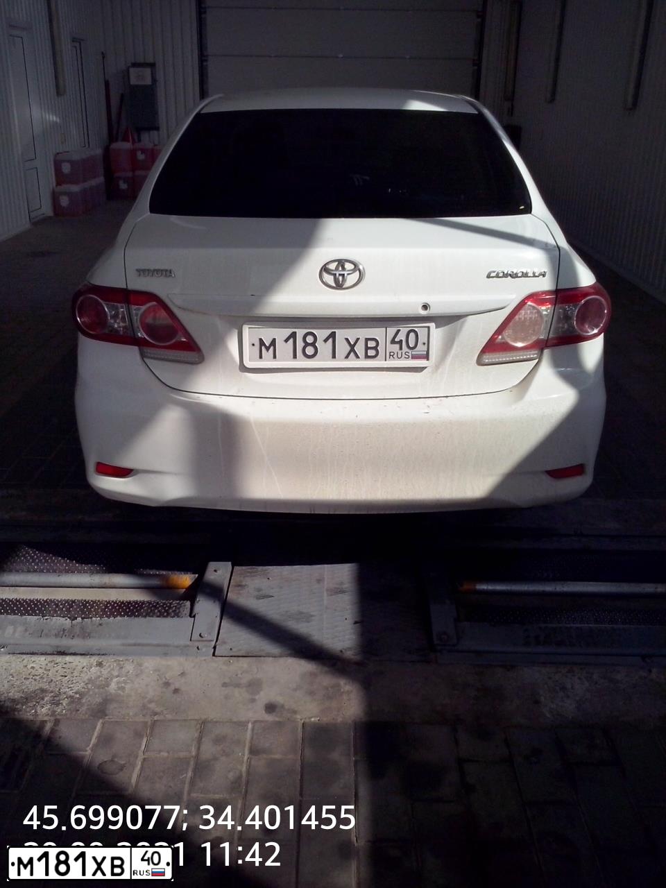 Фото автомобиля TOYOTA COROLLA, 2011 — госномер М181ХВ40. Цвет: Белый