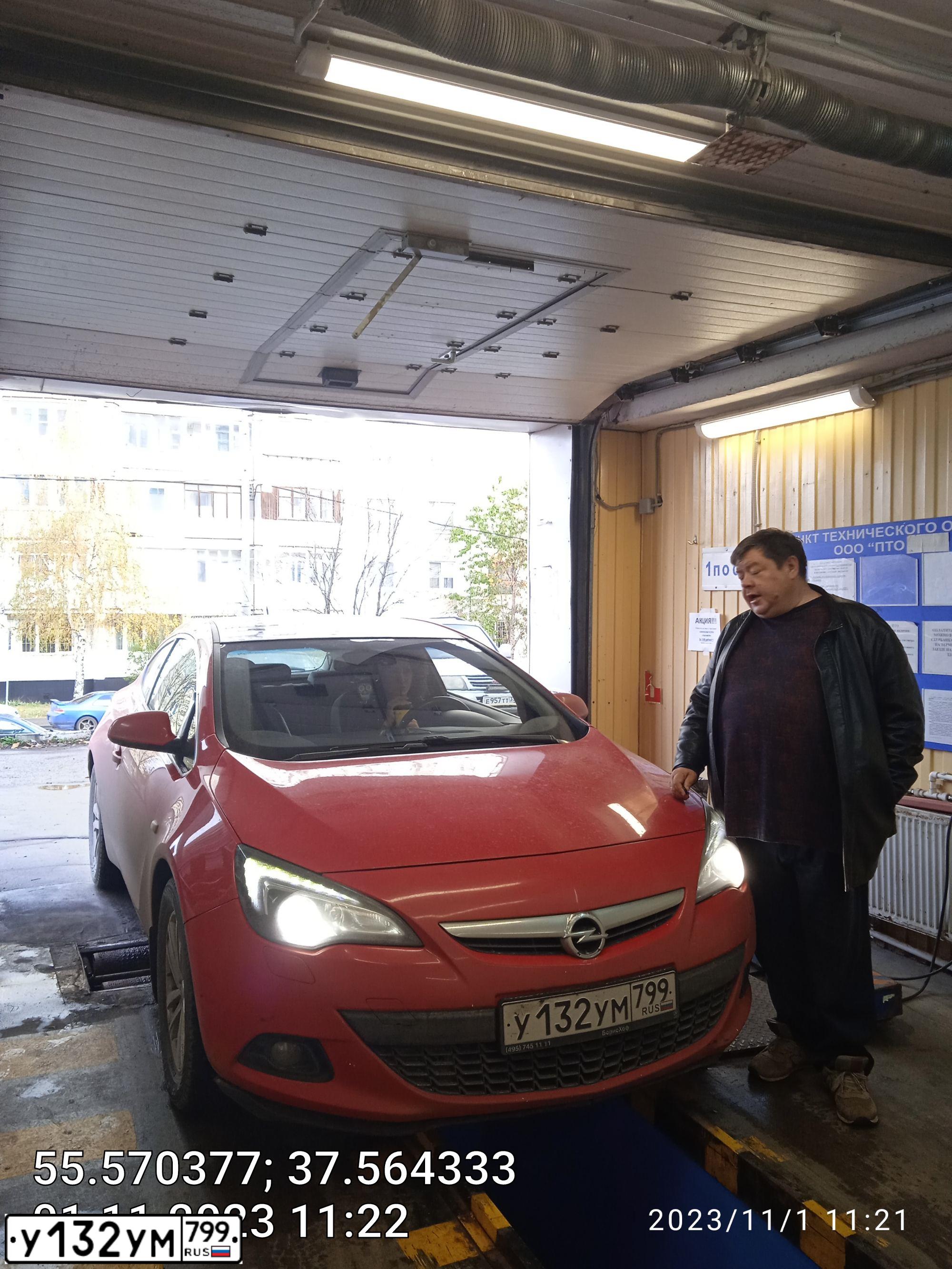 Фото автомобиля OPEL ASTRA, 2013 — госномер У132УМ799. Цвет: Красный