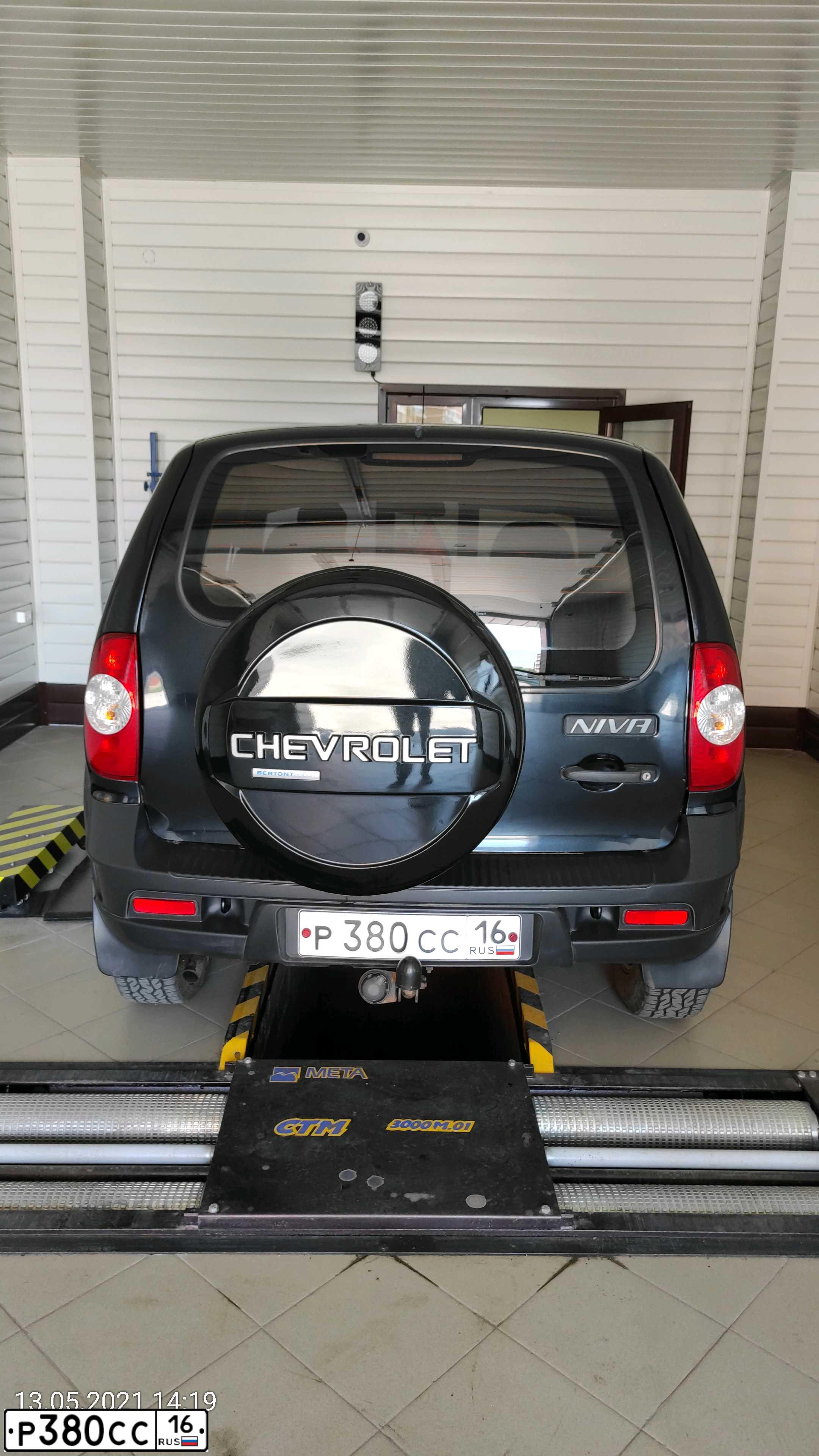 Фото автомобиля CHEVROLET NIVA, 2009 — госномер Р380СС16. Цвет: -