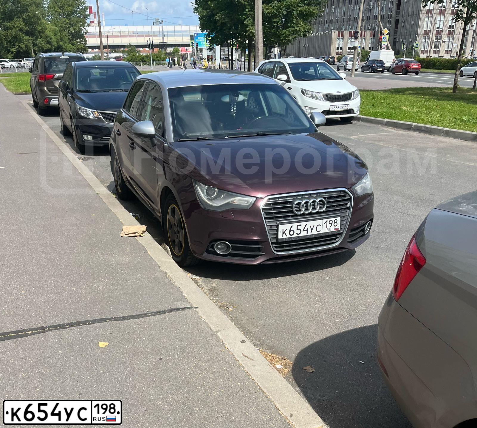 Фото автомобиля AUDI A1 SPORTBACK, 2014 — госномер К654УС198. Цвет: БОРДОВЫЙ