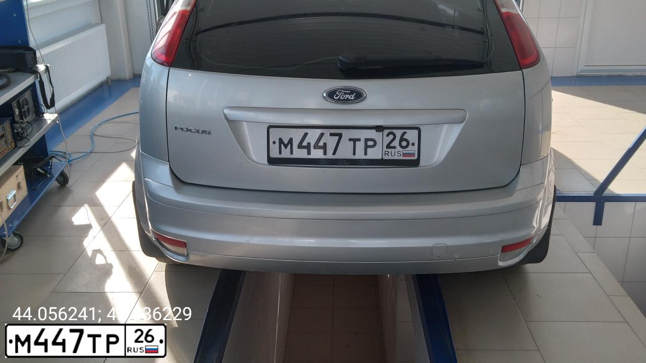 Фото автомобиля FORD FOCUS, 2006 — госномер М447ТР26. Цвет: СЕРЕБРИСТЫЙ