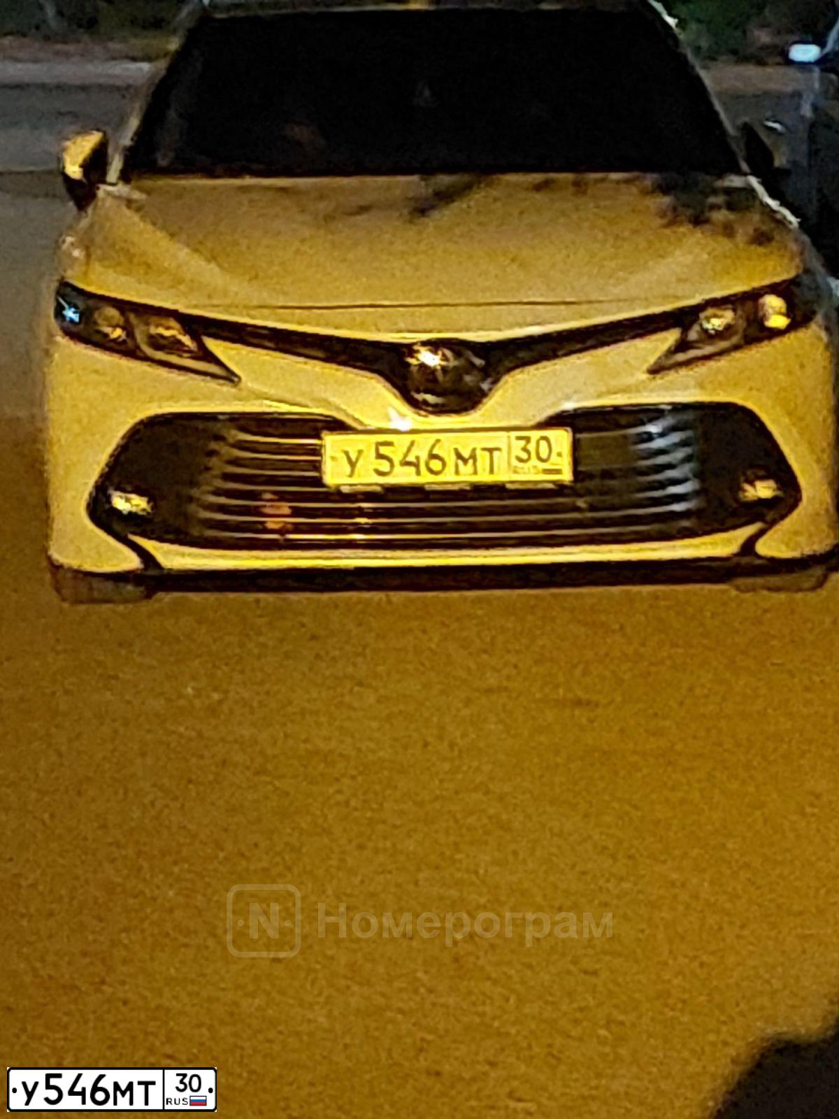 Фото автомобиля TOYOTA CAMRY, 2019 — госномер У546МТ30. Цвет: БЕЛЫЙ ПЕРЛАМУТР