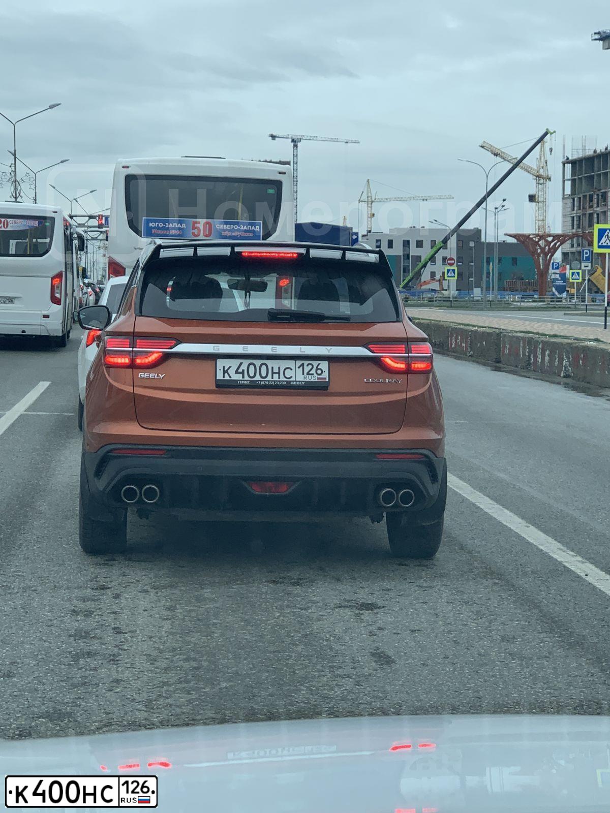 Фото автомобиля GEELY COOLRAY, 2020 — госномер К400НС126. Цвет: ОРАНЖЕВЫЙ