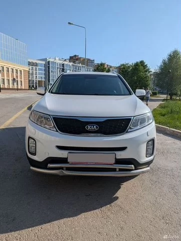 Фото автомобиля KIA SORENTO, 2014 — госномер Е087ТР159. Цвет: БЕЛЫЙ