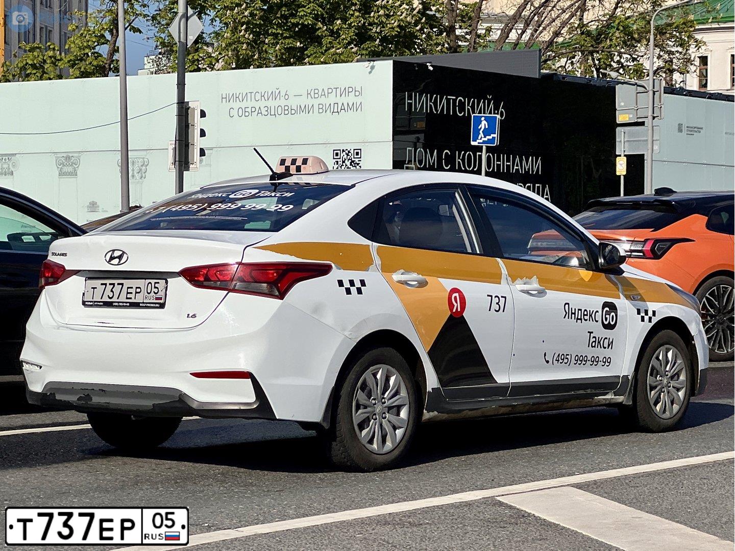 Фото автомобиля HYUNDAI SOLARIS, 2018 — госномер Т737ЕР05. Цвет: БЕЛЫЙ-ЖЕЛТЫЙ-СЕРЫЙ