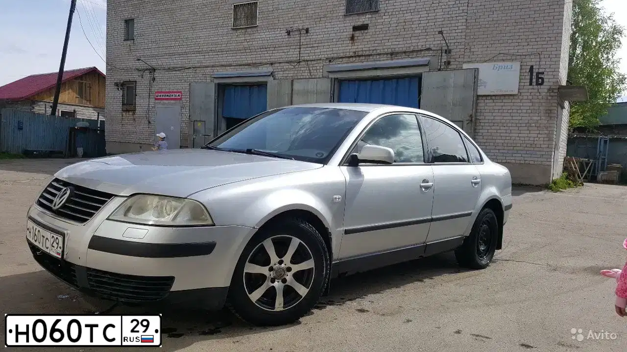 Фото автомобиля VOLKSWAGEN PASSAT, 2001 — госномер Н060ТС29. Цвет: БЕЛЫЙ (СЕРЕБРИСТЫЙ)