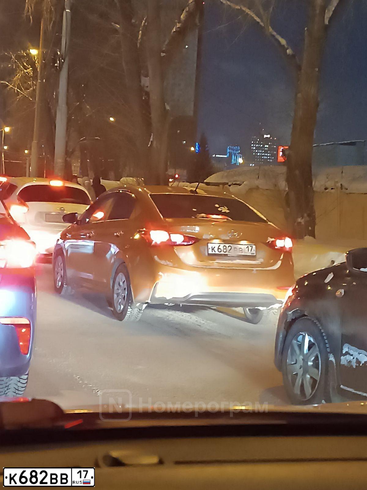 Фото автомобиля HYUNDAI SOLARIS, 2017 — госномер К682ВВ17. Цвет: Оранжевый