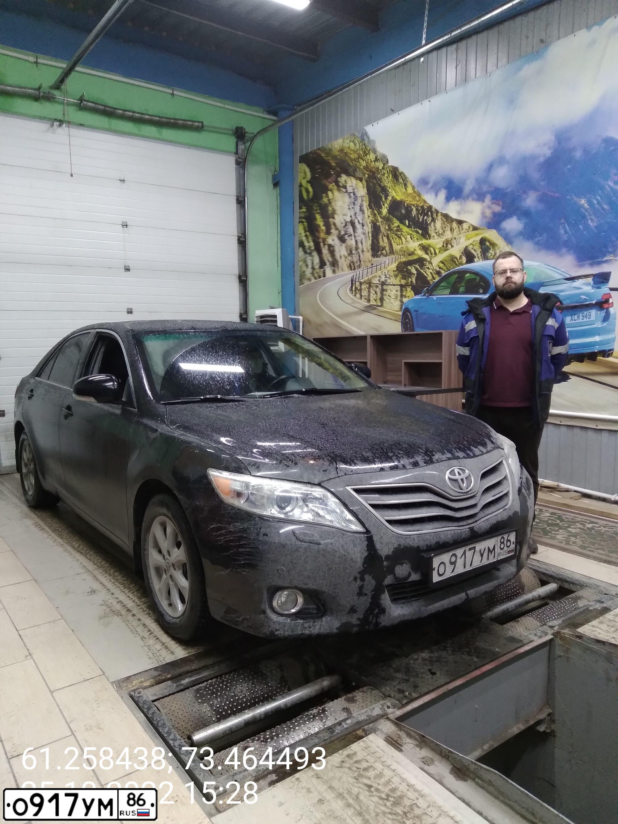Фото автомобиля TOYOTA CAMRY, 2010 — госномер М635ЕР186. Цвет: ЧЕРНЫЙ