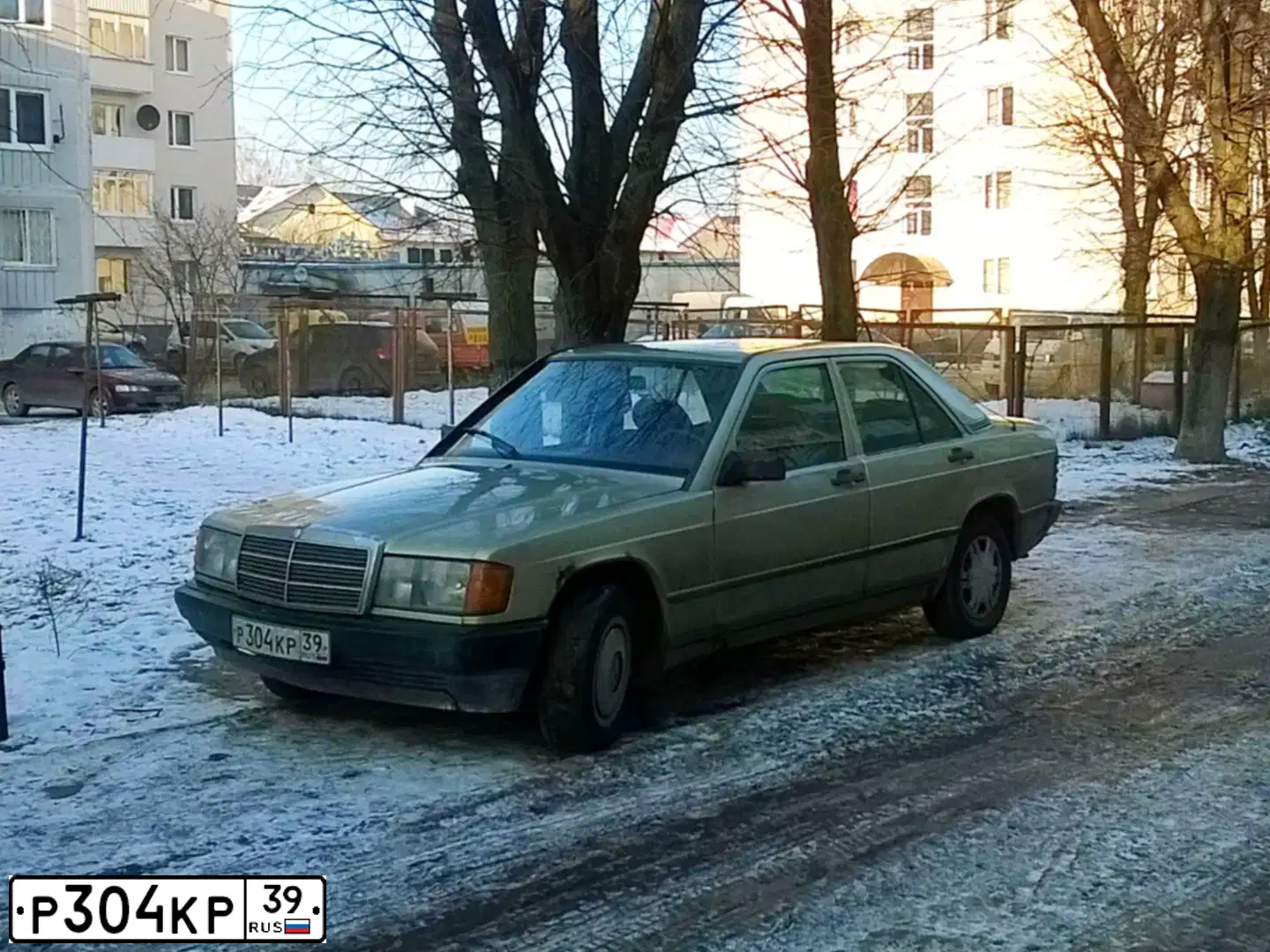 Фото автомобиля MERCEDES C-KLASSE, 1987 — госномер Р304КР39. Цвет: СВЕТЛО-ЗЕЛЕНЫЙ