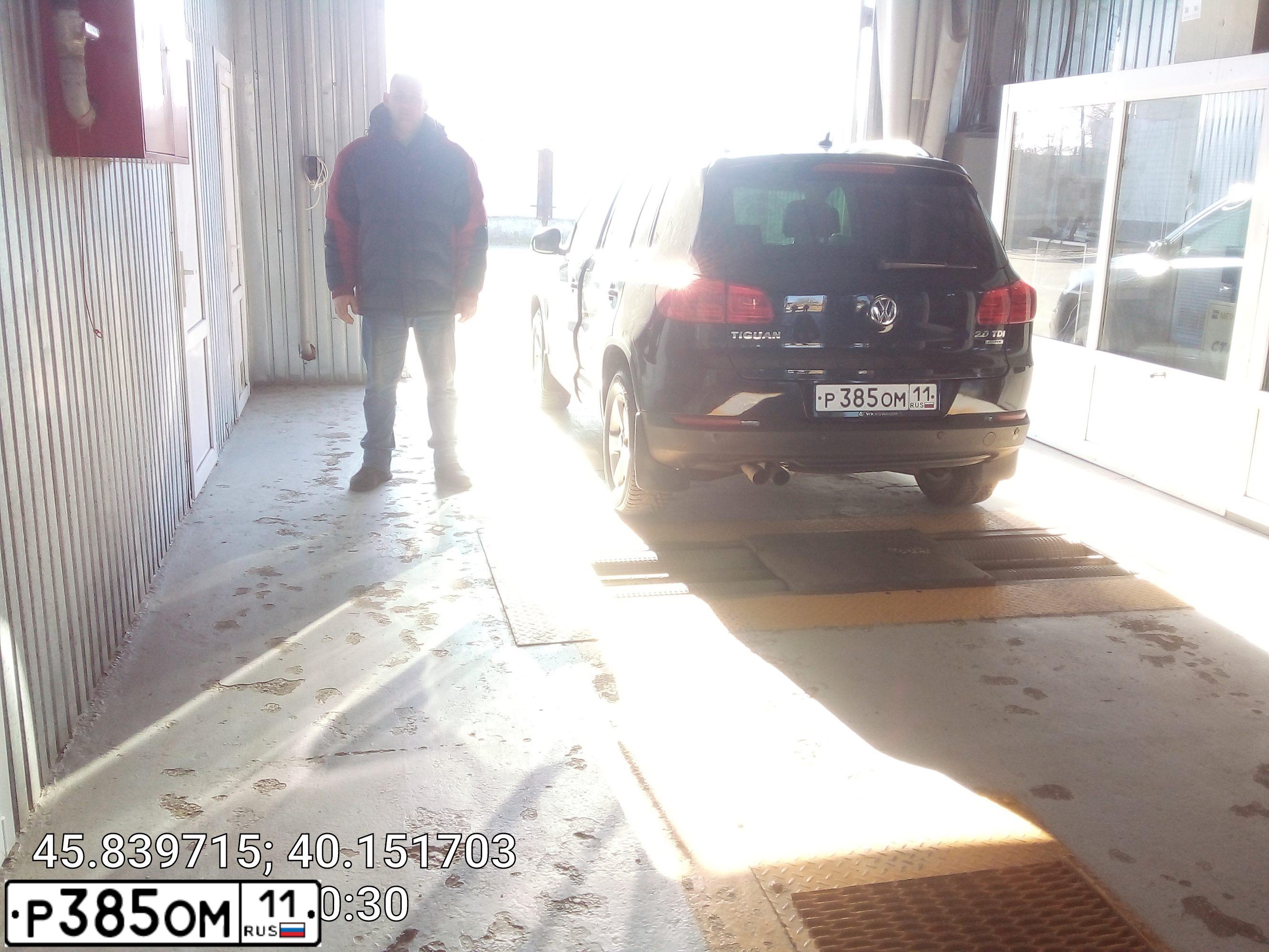 Фото автомобиля VOLKSWAGEN TIGUAN, 2011 — госномер Р385ОМ11. Цвет: ЧЕРНЫЙ