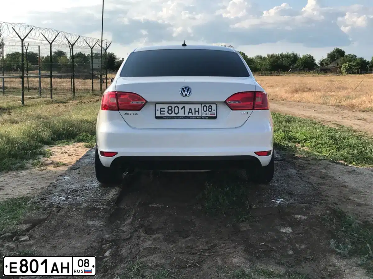 Фото автомобиля VOLKSWAGEN JETTA, 2014 — госномер Е311ВТ82. Цвет: Белый