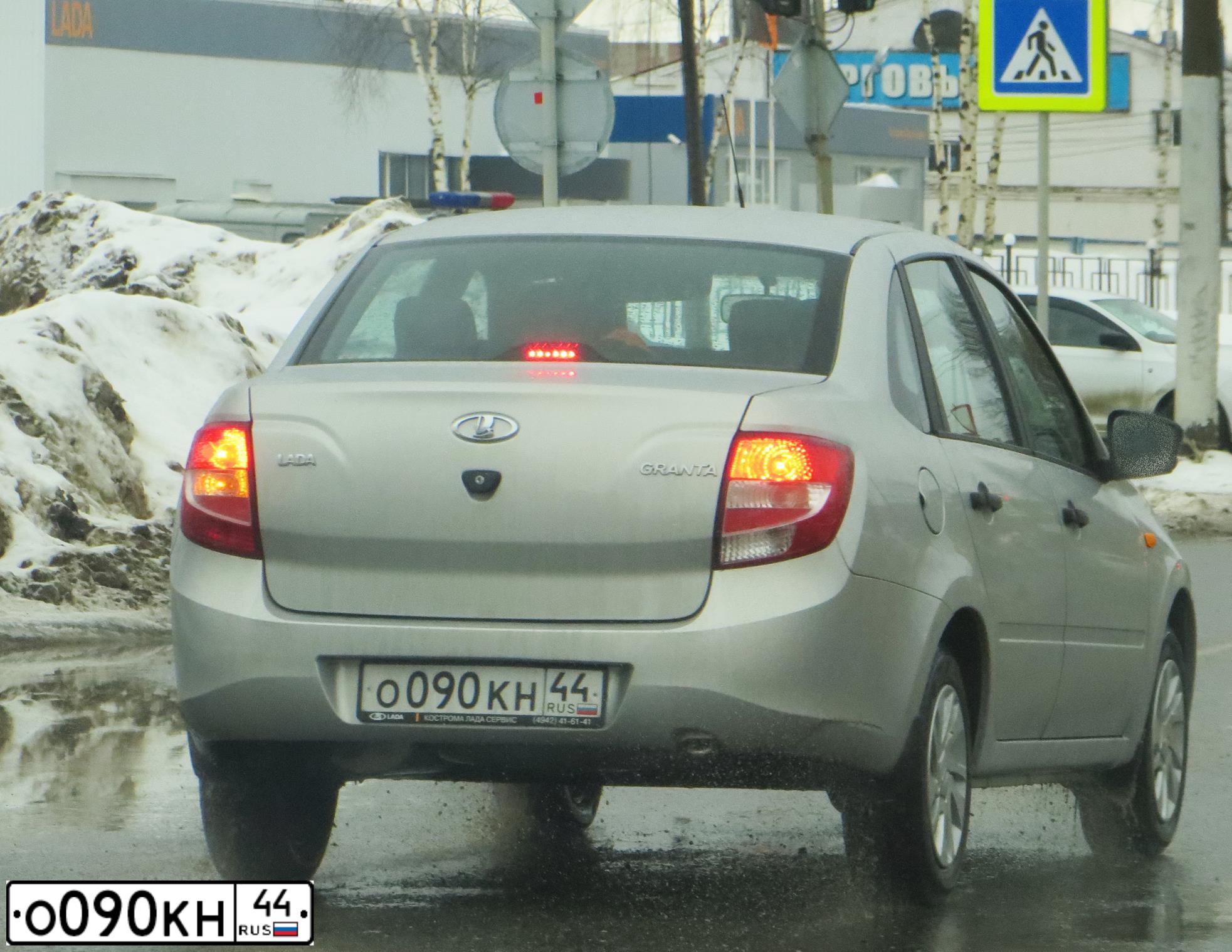 Фото автомобиля KIA RIO, 2013 — госномер Р002НН57. Цвет: СЕРЫЙ