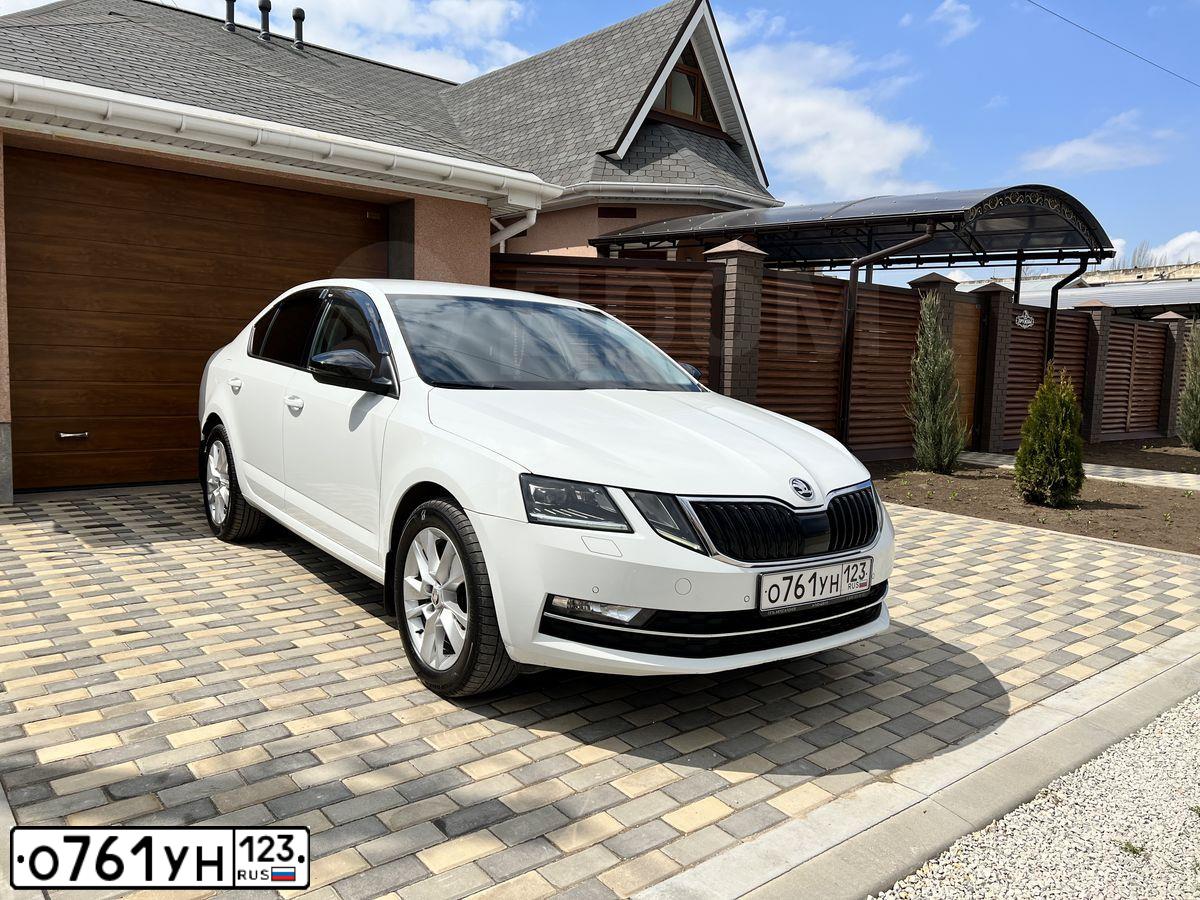 Фото автомобиля ШКОДА ОКТАВИЯ, 2018 — госномер Н577КН82. Цвет: Белый