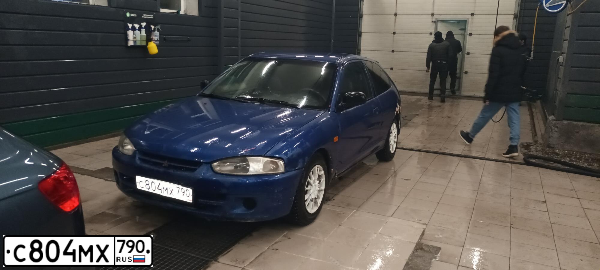 Фото автомобиля MITSUBISHI COLT, 1998 — госномер С804МХ790. Цвет: синий