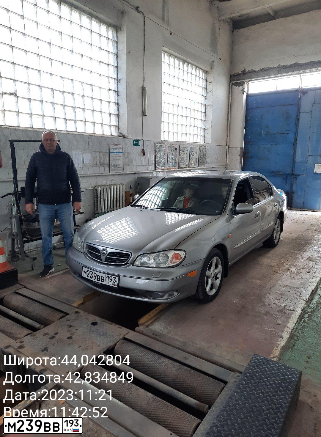 Фото автомобиля NISSAN MAXIMA, 2000 — госномер Н855КМ126. Цвет: Серебристый