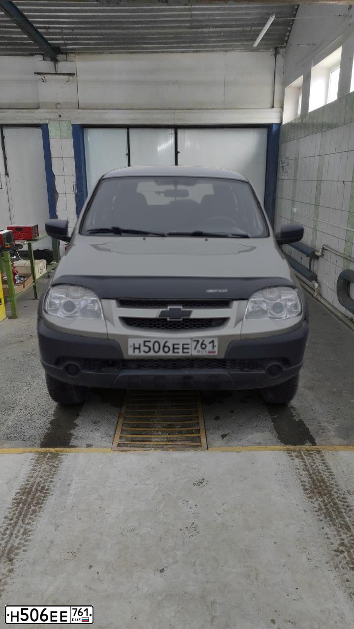 Фото автомобиля CHEVROLET NIVA, 2012 — госномер У081ЕВ96. Цвет: СЕРО-КОРИЧНЕВЫЙ