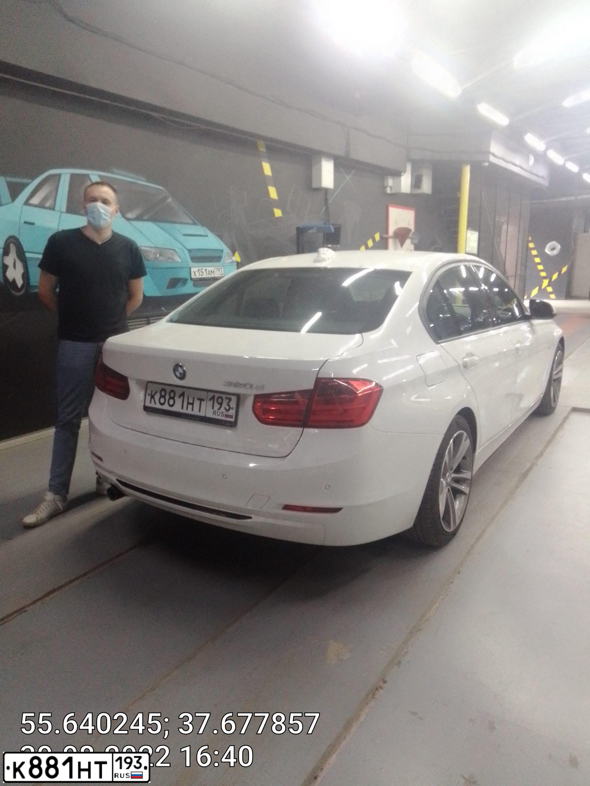 Фото автомобиля BMW SERIE 3, 2013 — госномер Е013АВ977. Цвет: Белый
