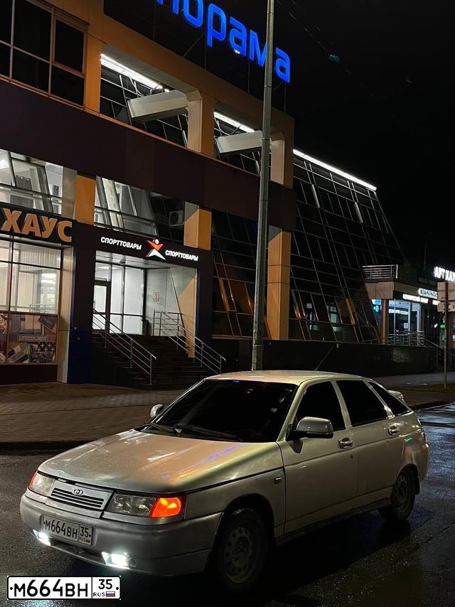 Фото автомобиля LADA 2112 LADA, 2007 — госномер М664ВН35. Цвет: СВЕТЛО-СЕРЕБРИСТЫЙ МЕТАЛЛ