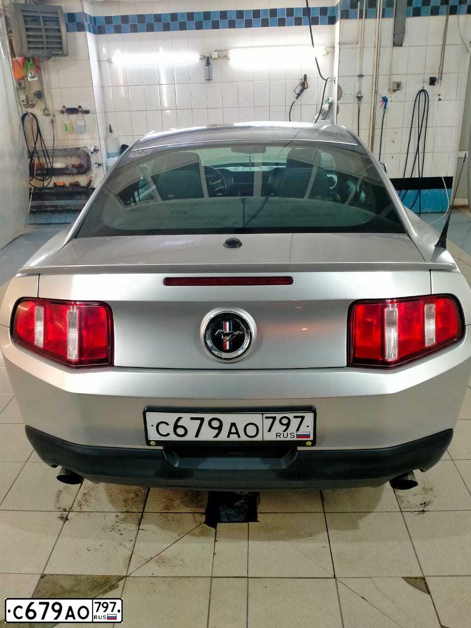 Фото автомобиля FORD MUSTANG, 2012 — госномер О118ХА32. Цвет: Серебристый
