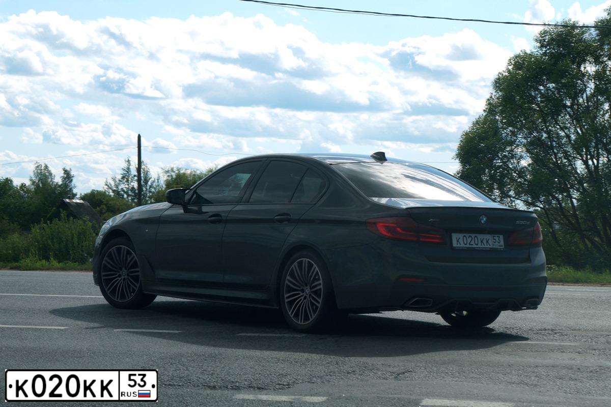 Фото автомобиля BMW SERIE 5, 2020 — госномер К020КК53. Цвет: ЧЕРНЫЙ
