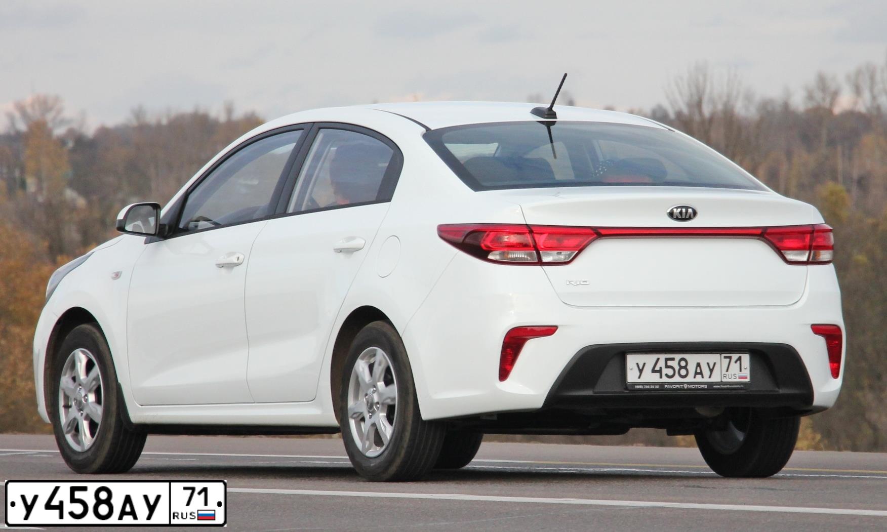 Фото автомобиля KIA RIO, 2019 — госномер У458АУ71. Цвет: Белый
