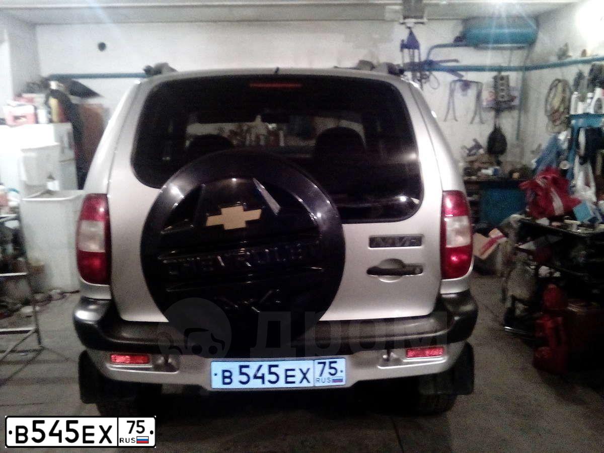 Фото автомобиля CHEVROLET NIVA, 2005 — госномер В545ЕХ75. Цвет: серебристый