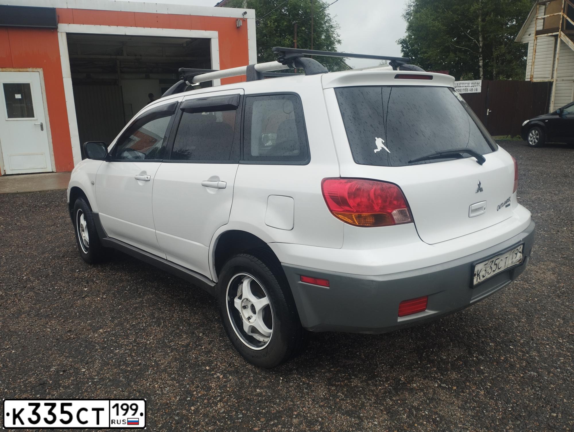 Фото автомобиля MITSUBISHI OUTLANDER, 2003 — госномер К335СТ199. Цвет: БЕЛЫЙ