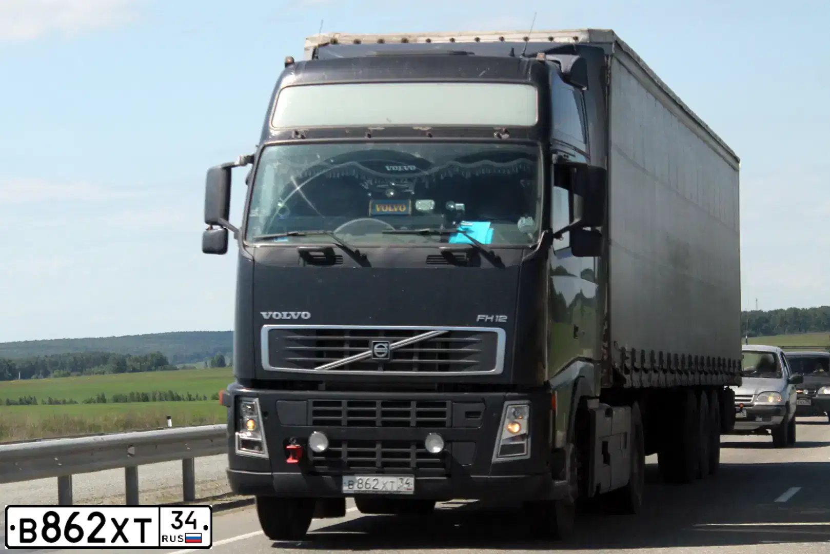 Фото автомобиля VOLVO SERIE FH /4X2/, 2012 — госномер С502ЕМ761. Цвет: ЧЕРНЫЙ