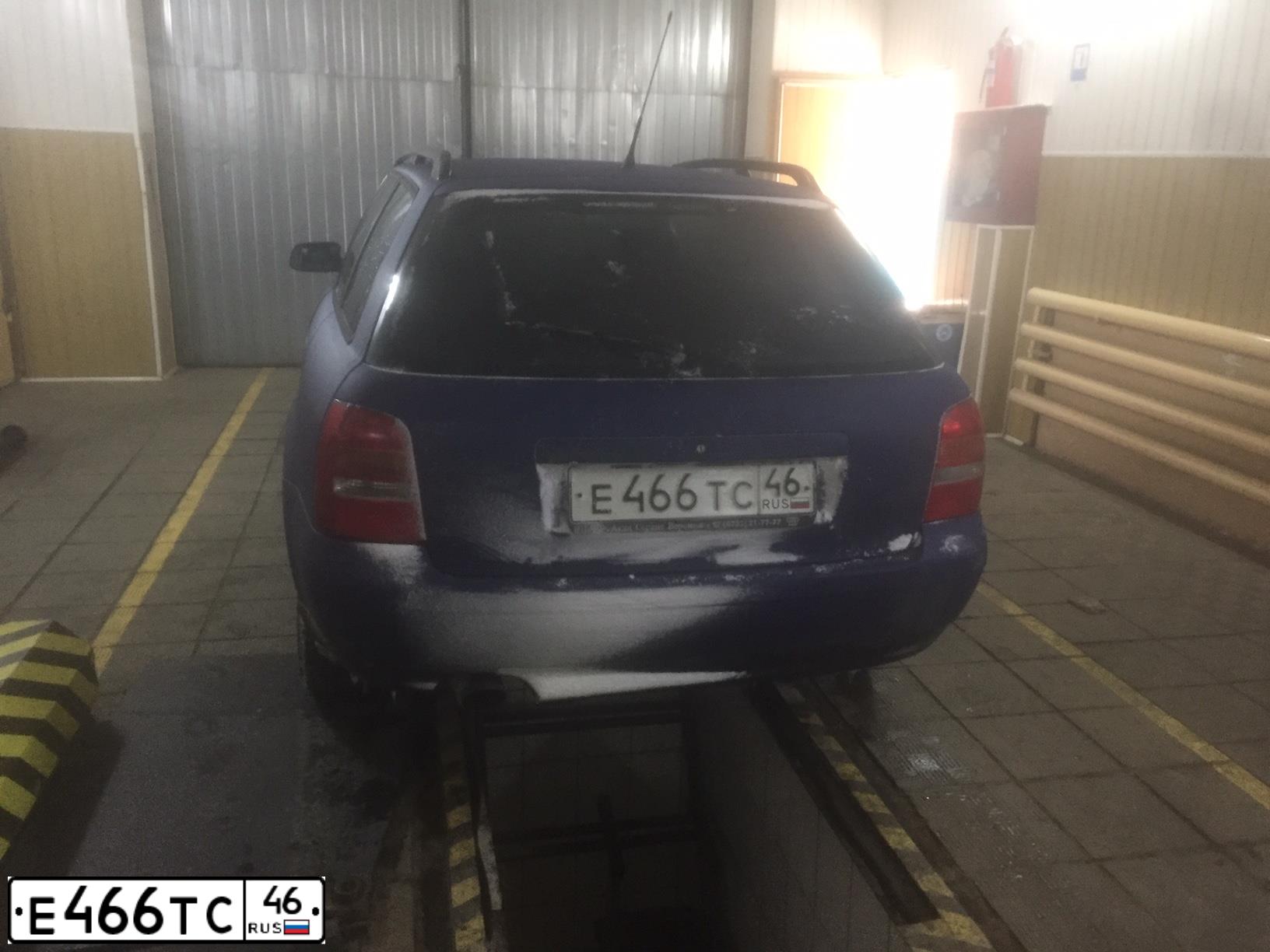 Фото автомобиля AUDI A4, 1999 — госномер Е466ТС46. Цвет: синий