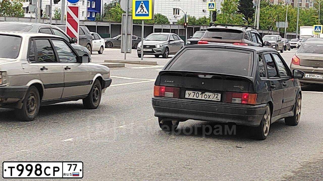 Фото автомобиля DAEWOO NEXIA, 1997 — госномер Е934КО97. Цвет: Красный
