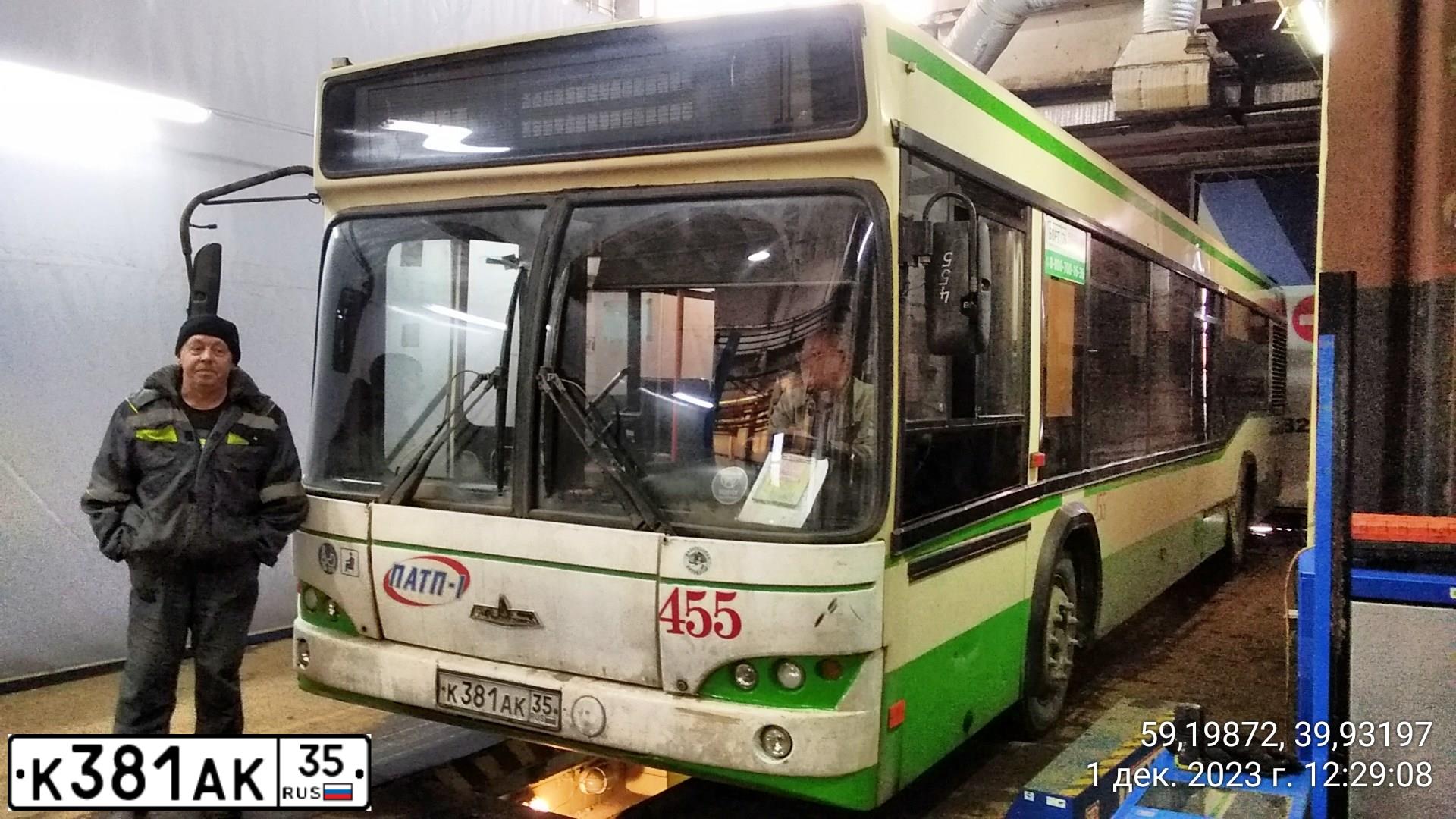 Фото автомобиля MAZ 103, 2009 — госномер К381АК35. Цвет: БЕЛО-ЗЕЛЕНЫЙ