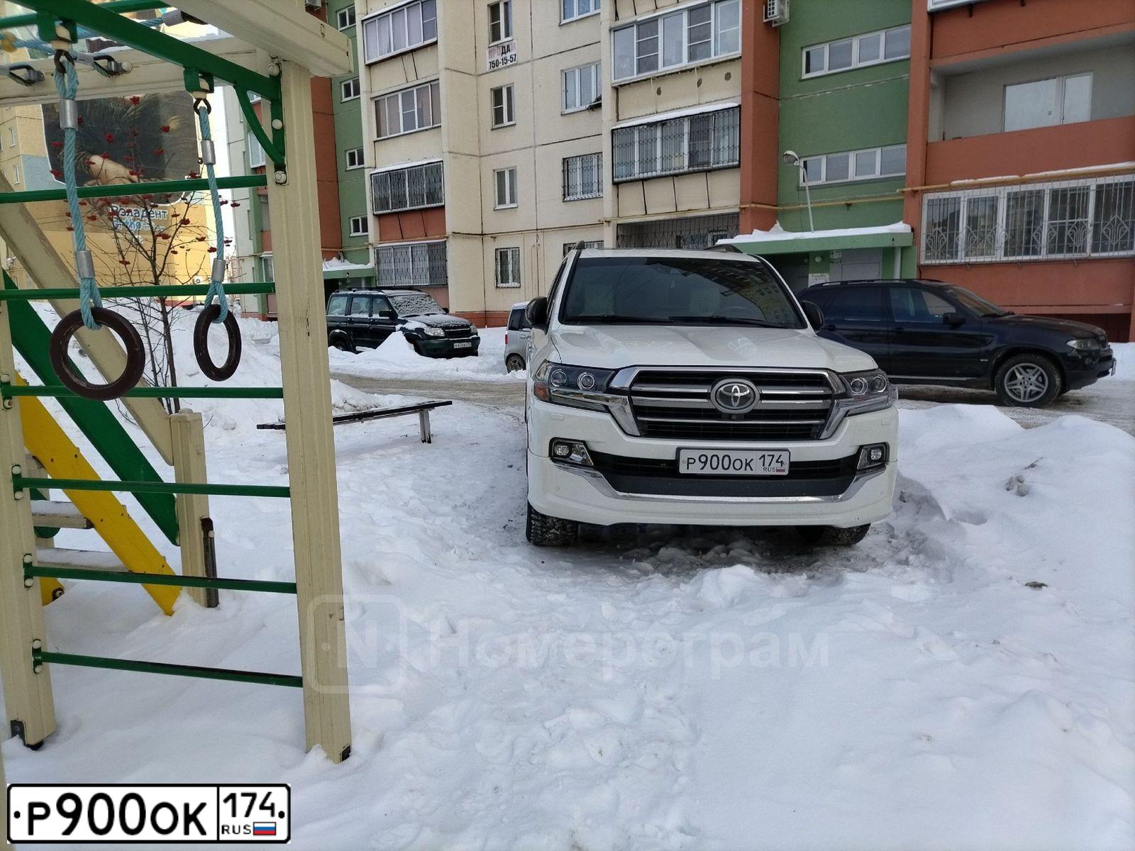 Фото автомобиля VOLKSWAGEN TOUAREG, 2016 — госномер А889ВЕ774. Цвет: Белый
