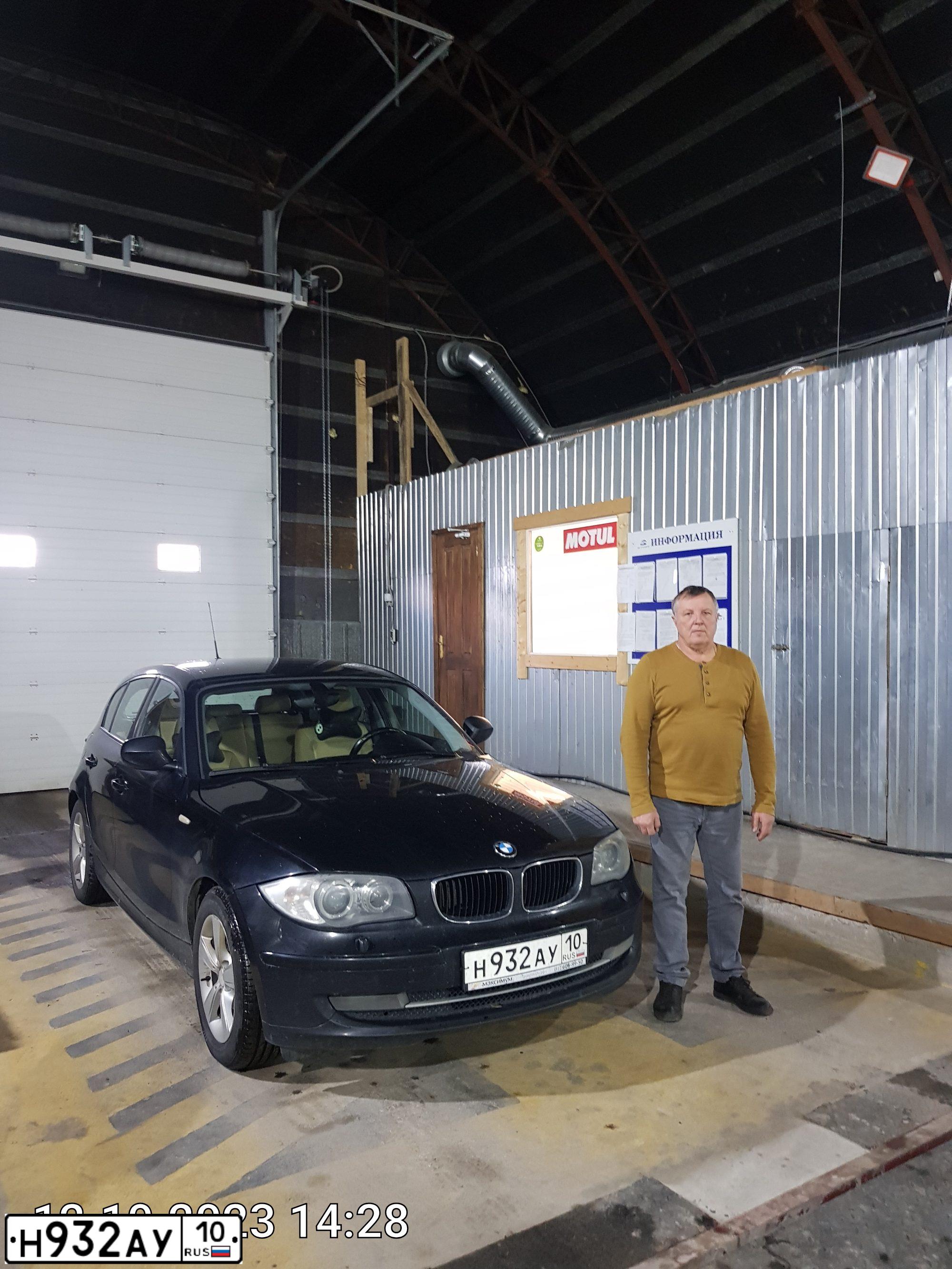 Фото автомобиля BMW SERIE 1, 2011 — госномер Н932АУ10. Цвет: ЧЕРНЫЙ