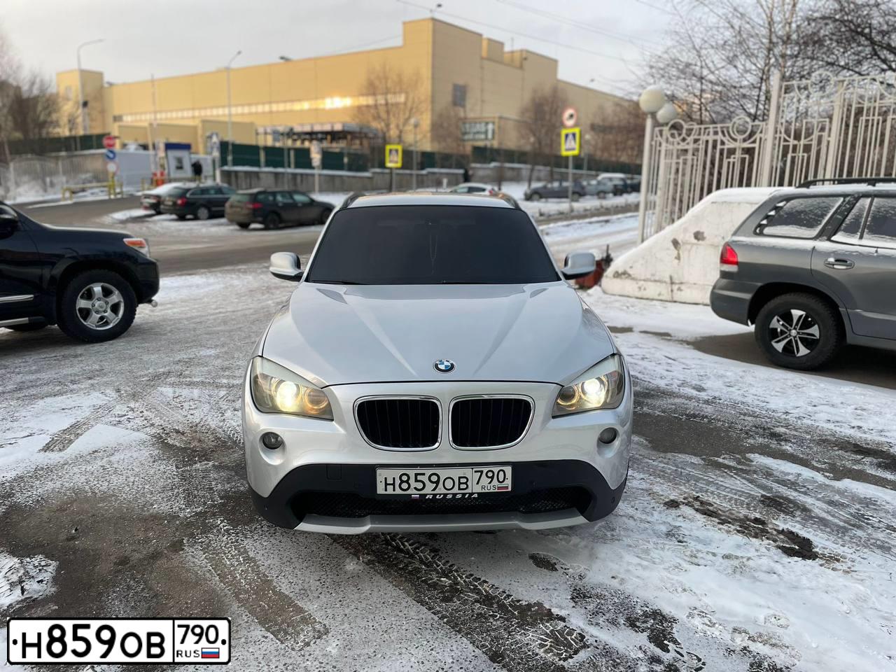 Фото автомобиля BMW X1, 2009 — госномер Т225МВ96. Цвет: Серебристый